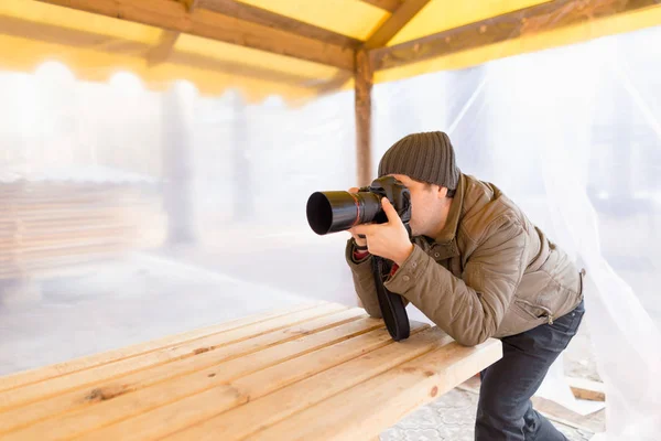 Männlicher Fotograf mit der Kamera auf die Natur. — Stockfoto