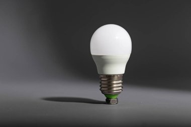 Elektrik ampulü gri bir arka plan üzerinde