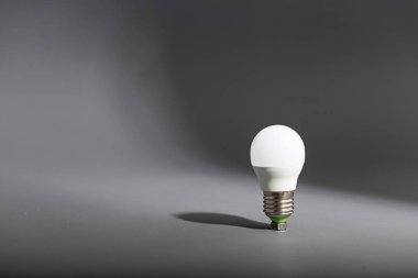 Elektrik ampulü gri bir arka plan üzerinde