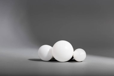 Elektrik ampulü gri bir arka plan üzerinde