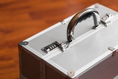 Metal kasa ile şifreli kilit. gizli