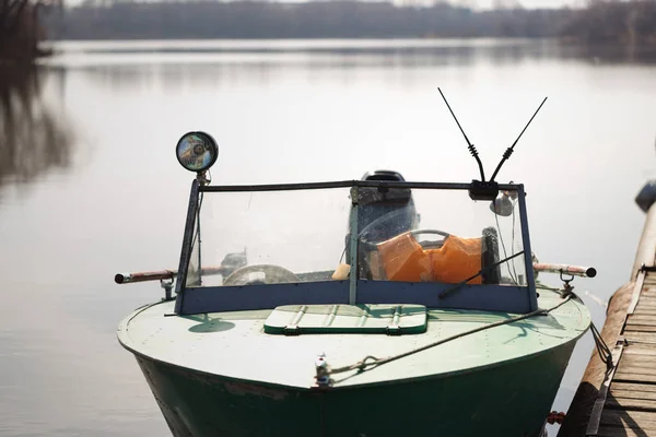 Rettungsboot an einem Pantone-Liegeplatz im Fluss festgemacht — Stockfoto