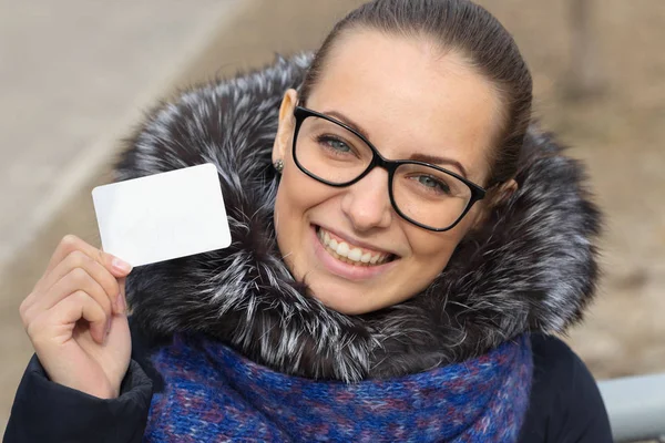 Кредитна картка в руках красивої дівчини — стокове фото