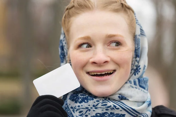 Carte de crédit dans les mains d'une belle fille — Photo