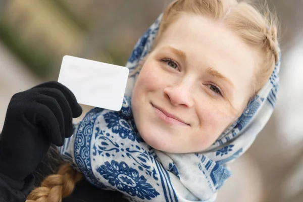 Carte de crédit dans les mains d'une belle fille — Photo