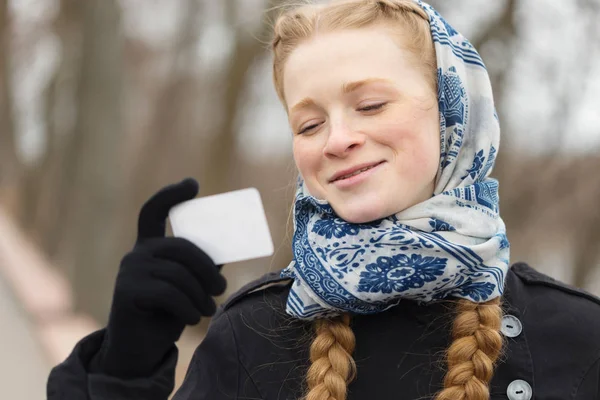 Cartão de crédito nas mãos de uma menina bonita — Fotografia de Stock