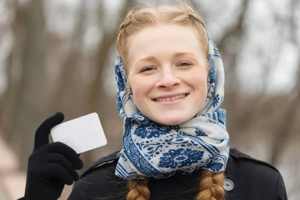 Carte de crédit dans les mains d'une belle fille — Photo