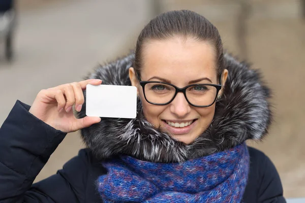 Кредитна картка в руках красивої дівчини — стокове фото