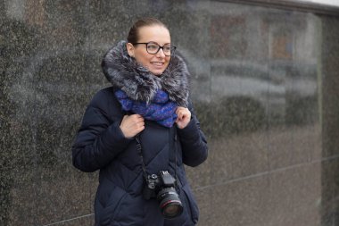 Mermer bir karanlık duvar bir arka plan üzerinde bir kamera ile güzel kız