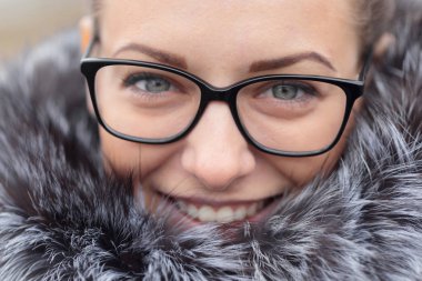 Parkta güzel bir kızın portresi bahar