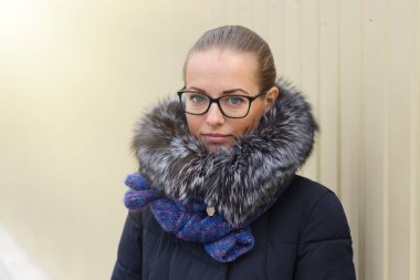 Parkta güzel bir kızın portresi bahar