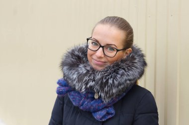 Parkta güzel bir kızın portresi bahar