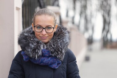 Parkta güzel bir kızın portresi bahar