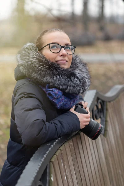 Menina bonita com uma câmera caminha no parque — Fotografia de Stock