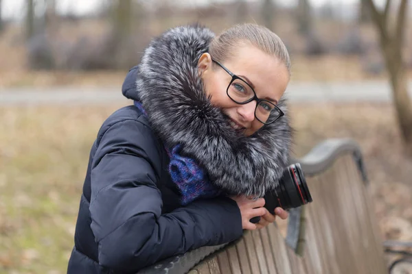 Mooi meisje met een camera wandelingen in het park — Stockfoto
