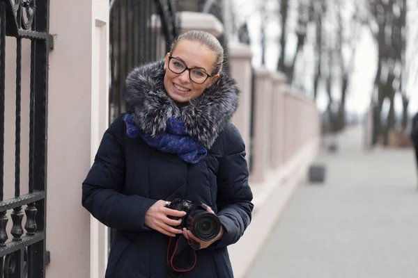 Belle fille avec une caméra marche dans le parc — Photo