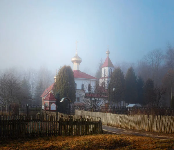 Homel, Wit-Rusland - 8 maart 2017: Kerk van de Heilige George voor grote martelaar de overwinnaar op een mistige ochtend. — Stockfoto