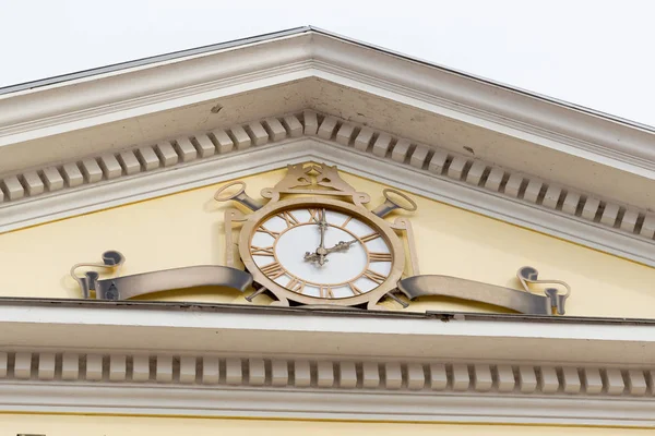 Clock on the facade of the puppet theater. GOMEL, BELARUS — Stock Photo, Image