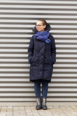 Çizgili duvar arka plan üzerinde güzel kız