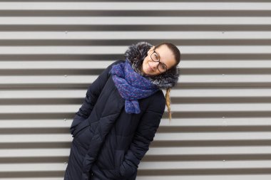 Çizgili duvar arka plan üzerinde güzel kız