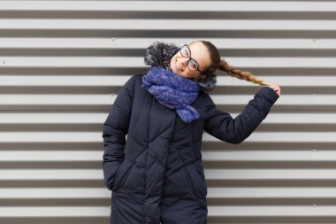 Çizgili duvar arka plan üzerinde güzel kız