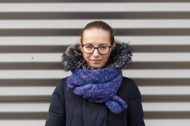 Çizgili duvar arka plan üzerinde güzel kız