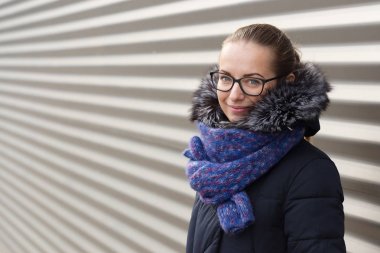 Çizgili duvar arka plan üzerinde güzel kız