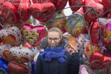 Gomel, Beyaz Rusya - 6 Mart 2017: balonları arka planı güzel bir kızın portresi