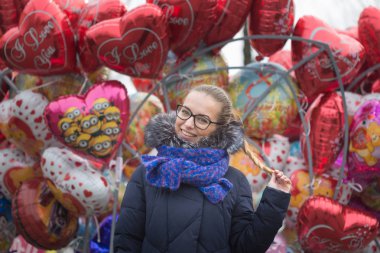 Gomel, Beyaz Rusya - 6 Mart 2017: balonları arka planı güzel bir kızın portresi