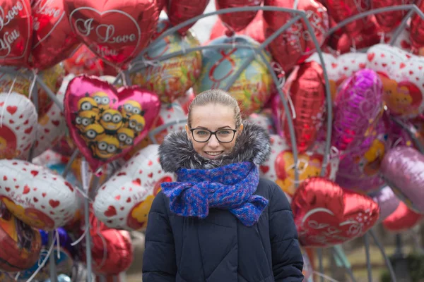 GOMEL, BELARUS - 6 de março de 2017: Retrato de uma linda garota no fundo de balões — Fotografia de Stock