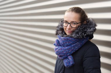 Çizgili duvar arka plan üzerinde güzel kız