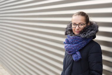 Çizgili duvar arka plan üzerinde güzel kız