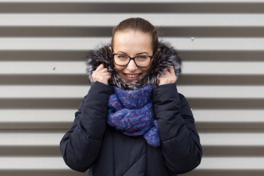 Çizgili duvar arka plan üzerinde güzel kız