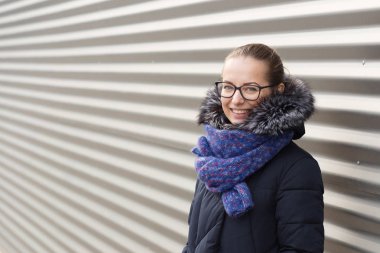 Çizgili duvar arka plan üzerinde güzel kız