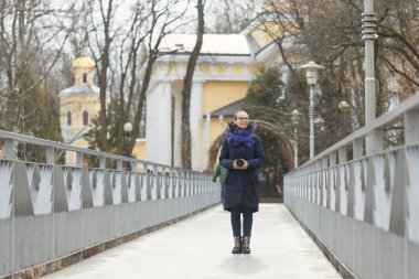 Bir fotoğraf makinesi ile güzel kız parkta yürüyor