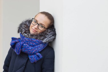 Güzel kız açık havada beyaz sütunlarla neşeli