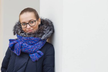 Güzel kız açık havada beyaz sütunlarla neşeli