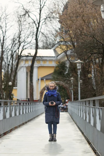 Piękna dziewczyna z kamerą spacery w parku — Zdjęcie stockowe