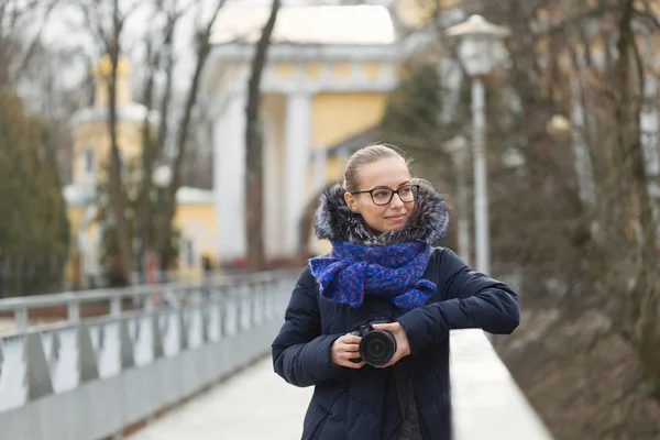 Vacker flicka med en kamera promenader i parken — Stockfoto