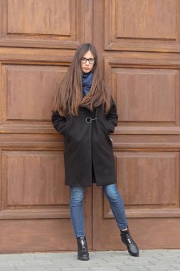 Büyük bir ahşap kapı arka plan üzerinde güzel bir kızın portresi