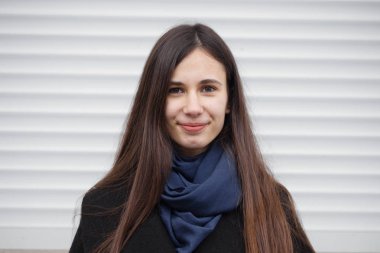 Beyaz arka planda güzel bir kızın portresi.