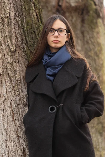 Portret van een mooi meisje in glazen op de natuur — Stockfoto