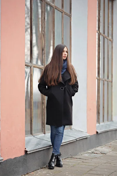 Retrato de una hermosa chica en el fondo de una gran ventana — Foto de Stock