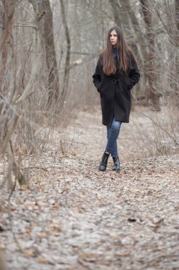 Karanlık bir orman içinde güzel bir kızın portresi