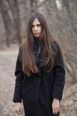 Karanlık bir orman içinde güzel bir kızın portresi