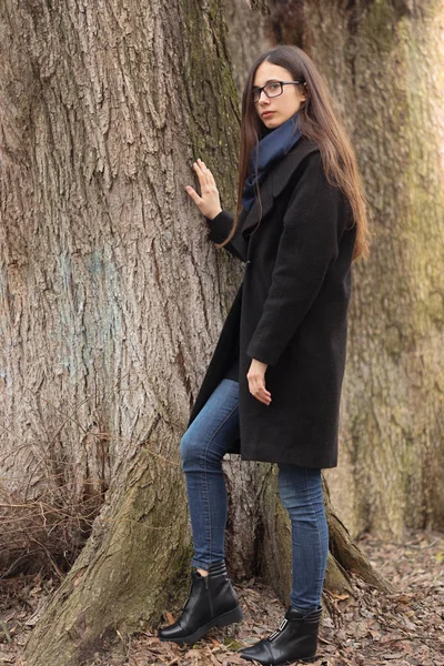 Portret van een mooi meisje in glazen op de natuur — Stockfoto