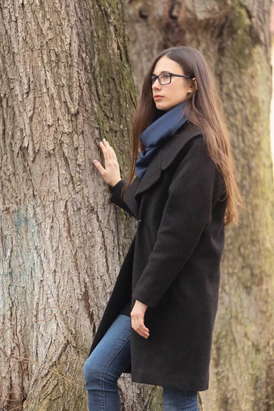 Portret van een mooi meisje in glazen op de natuur — Stockfoto