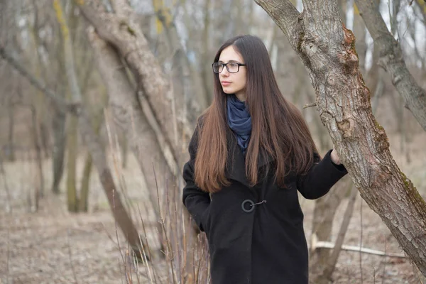 Portret pięknej dziewczyny w ciemnym lesie — Zdjęcie stockowe