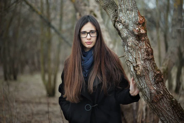 Portret van een mooi meisje in een donker bos — Stockfoto