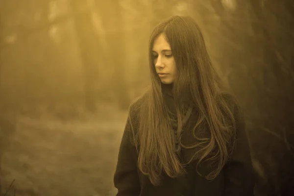 Portret van een mooi meisje in een donker bos — Stockfoto
